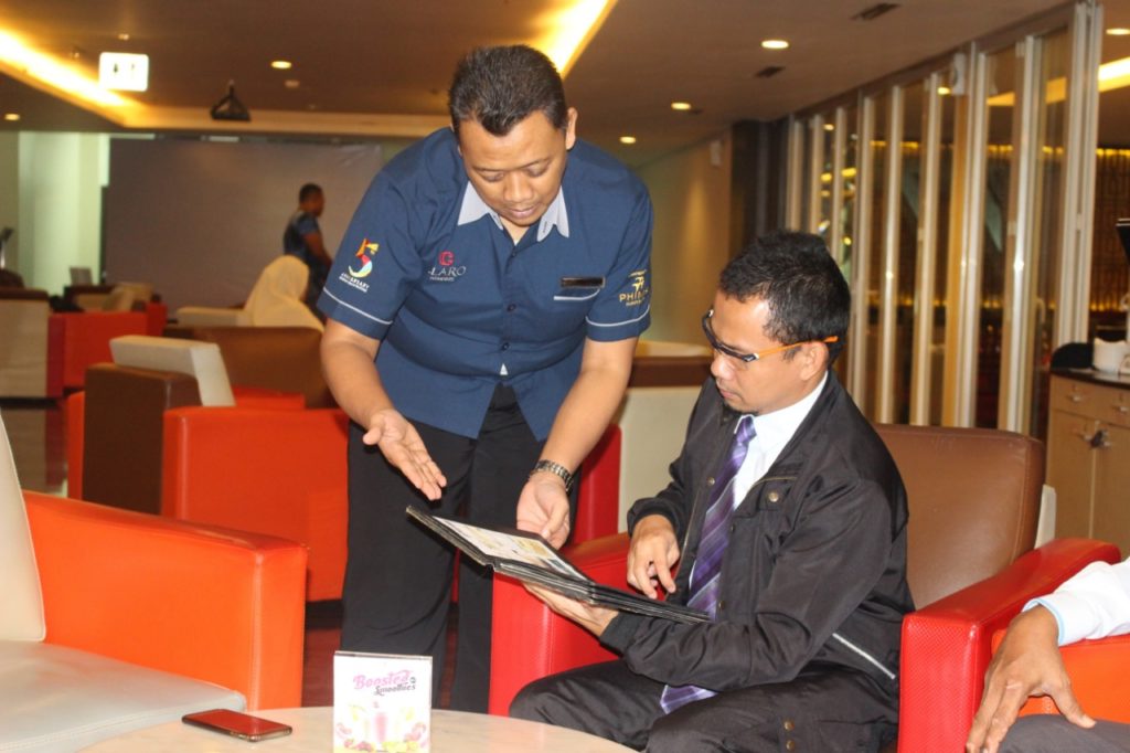 Meriahkan Hari Pelanggan, GM Clarion Kendari Layani Para Tamu