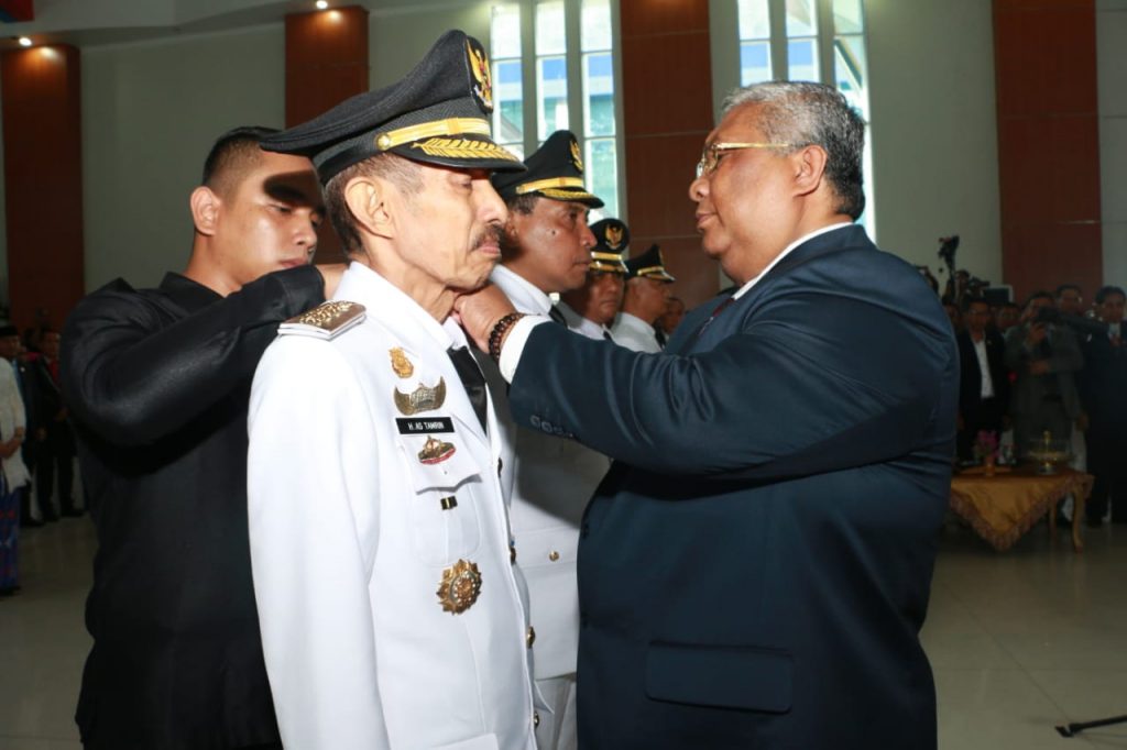 Ali Mazi Lantik Dua Kada di Sultra Hasil Pilkada Serentak