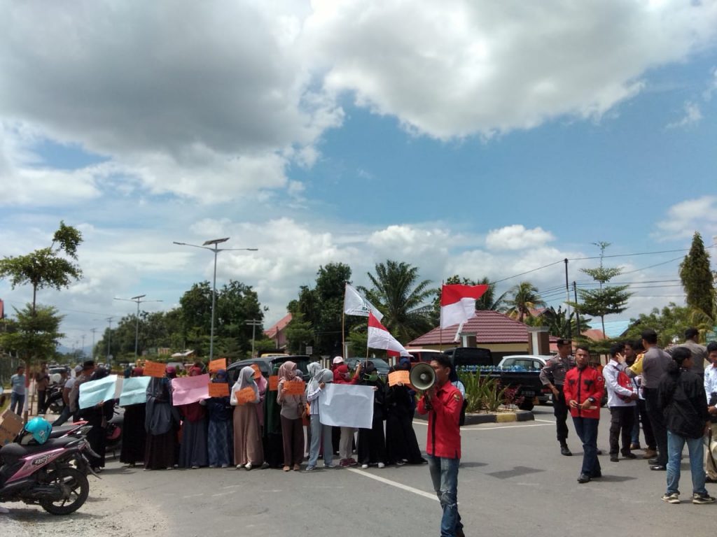 Mahasiswa USN Kolaka Tuntut Ekonomi Distabilkan