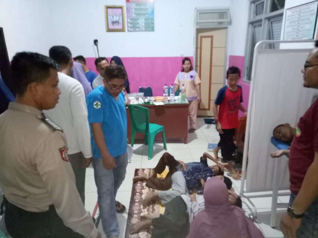Diduga Keracunan Makanan, Ratusan Santri di Kolaka Dilarikan ke Puskesmas
