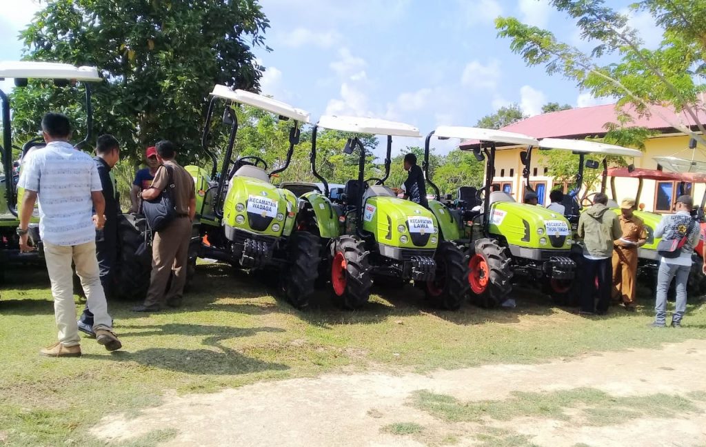 Rajiun Serahkan Bantuan Traktor Mini ke Petani Muna Barat
