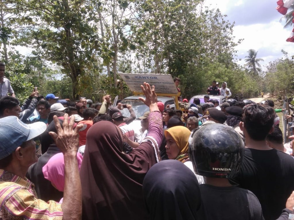 DPRD di Mubar Dinilai Tidak Berguna,  Plang Kantornya Dicabut Massa