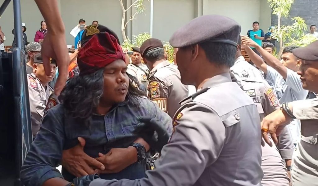 Polisi Bubarkan Paksa Demo di DPRD Wakatobi, Ini Penyebabnya