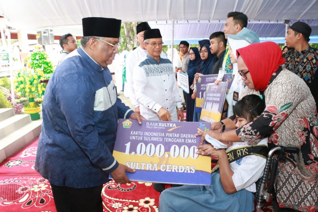 Pemprov Sultra Beri Beasiswa Kepada 1000 Siswa Berprestasi