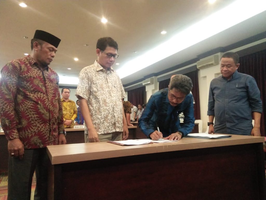 Usai Ditetapkan, Dokumen Raperda Konkep Dibawa Pulang Kabag Hukum