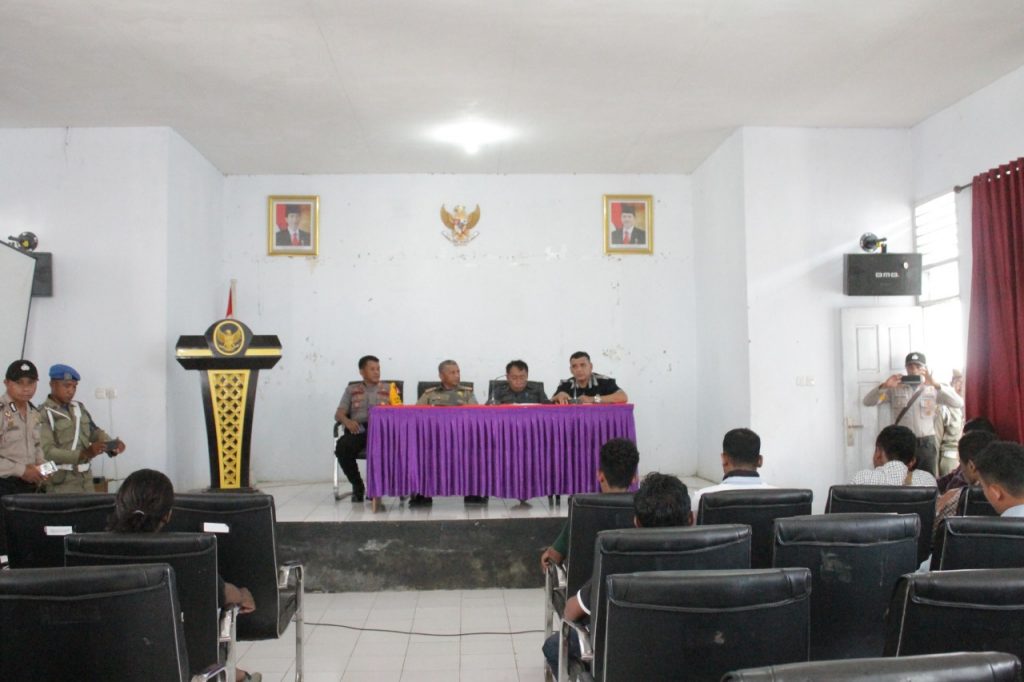 Pendemo Minta Bupati Buteng Pecat La Upa karena Malas Berkantor