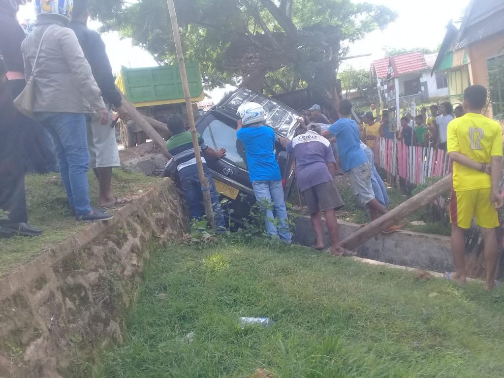 Mobil Ini Terjungkal, Sopirnya Diduga Mabuk