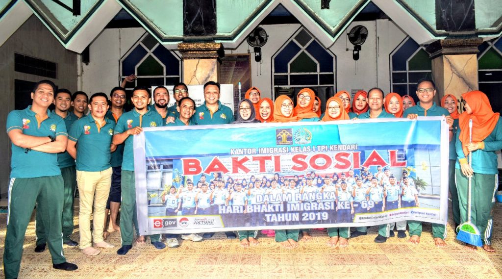 Jelang HBI ke 69, Imigrasi Kendari Bersih-bersih Mesjid