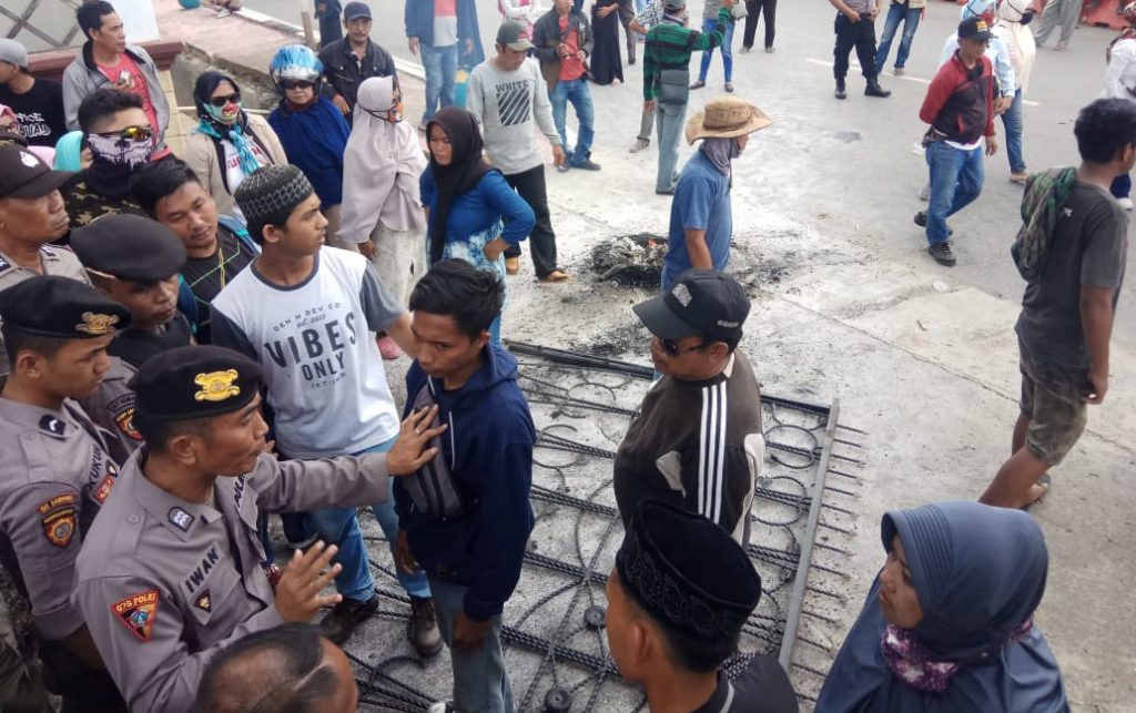 Warga Popalia Protes Bupati Kolaka Terkait Pelantikan Kades