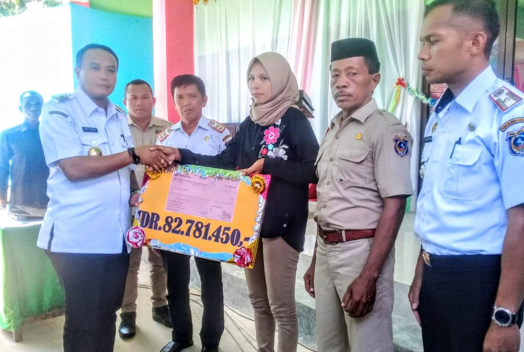 LM. Rajiun Serahkan Bantuan pada Ahli Waris Korban TKI di Malaysia