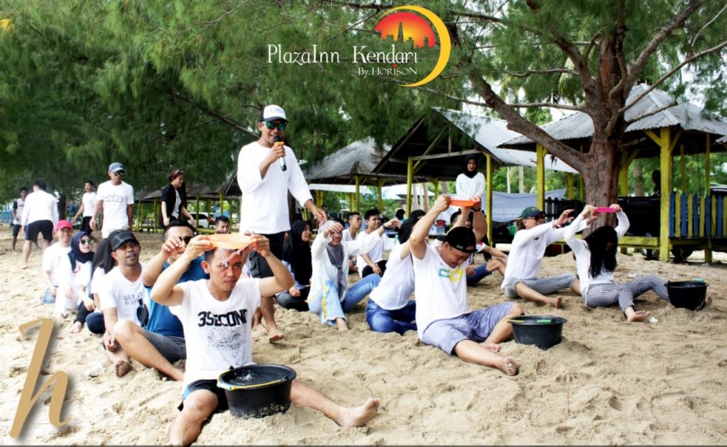 Seperti Ini Keseruan Outing PlazaInn Kendari di Pantai Toronipa