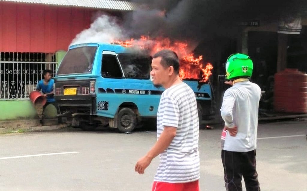 Warga Muna Geger, Pete-pete Rute Raha-Maabolu Terbakar di Tengah Jalan