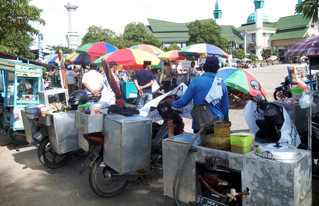 Hadiri Deklarasi Relawan Jokowi-Ma’ruf, Warga Kendari Santap Bakso Gratis