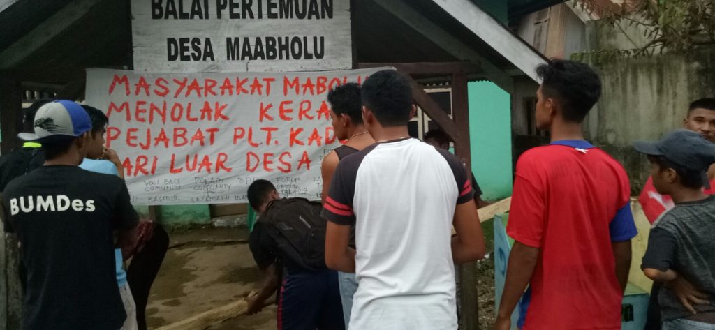 Masyarakat Desa Maabholu Menolak Plt Kades yang Domisili Diluar Desa