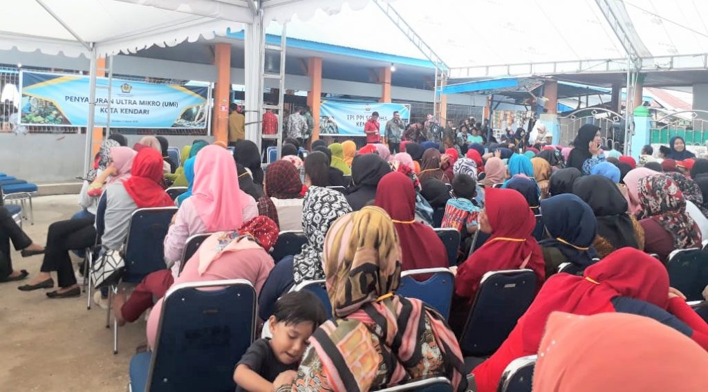 Sambangi TPI Kendari, Jokowi Bagikan Bantuan UMi