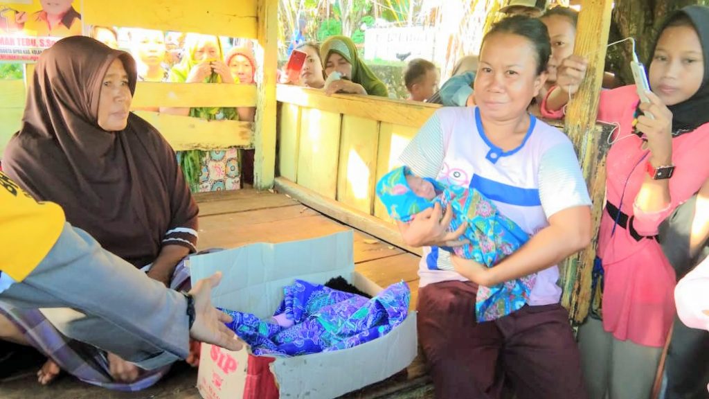 Geger, Warga Pomalaa Temukan Bayi Perempuan dalam Kardus