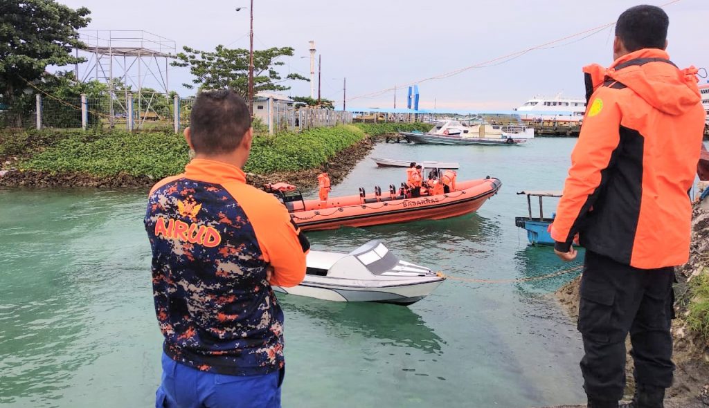 Tim SAR Wakatobi Selamatkan Penumpang KM Manusela yang Tabrak Karang