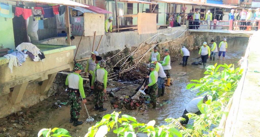 Peringati HAD, Pemkot Kendari dan BWS IV Bersihkan Kali Mandonga