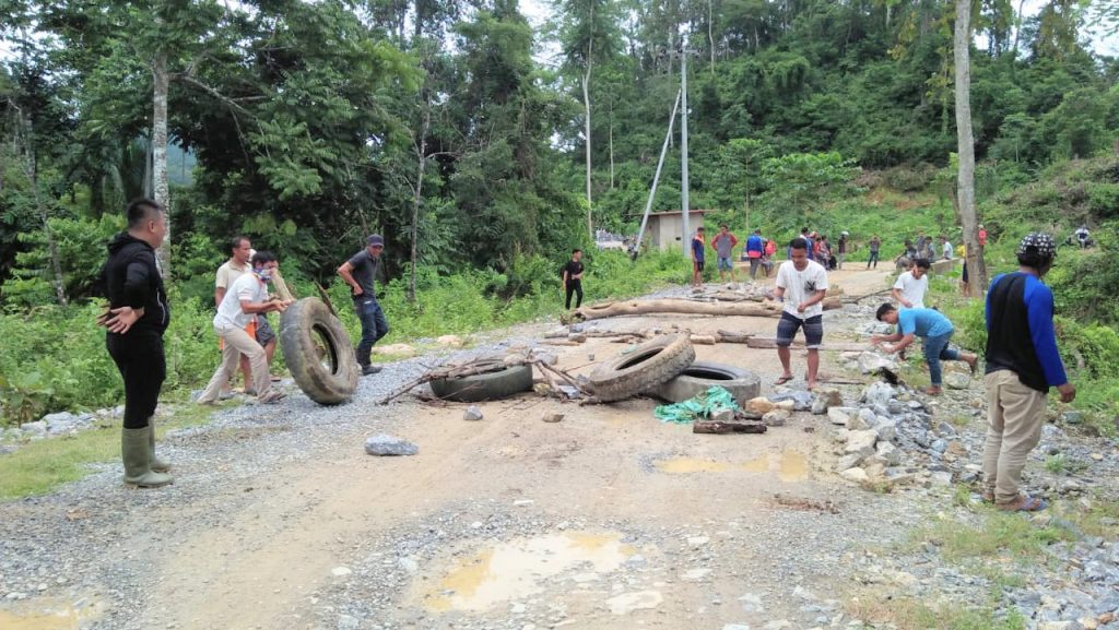 Menambang Gunakan Bom, Akses Jalan Tambang PT DIL Diblokir Warga Konsel