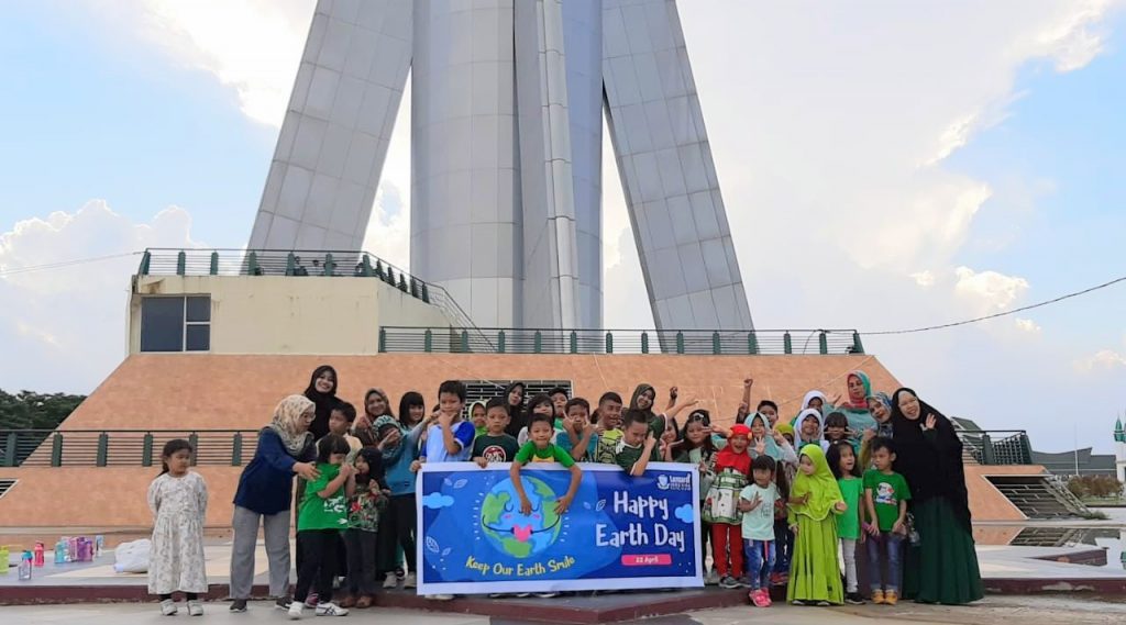 Yayasan Lazuardi Ibnu Sina Kendari Adakan Bersih-bersih Sampah
