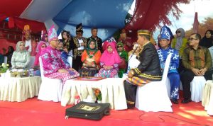 Tampil di HUT Kendari, Rombongan LAT Disambut Prosesi Tolea Pabittara