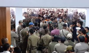 Kesal Tak Ditemui Wali Kota Kendari, Massa Aksi Pecahkan Kaca