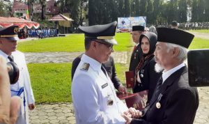 Tiga ASN Kota Kendari Terima Satyalencana Karya Satya