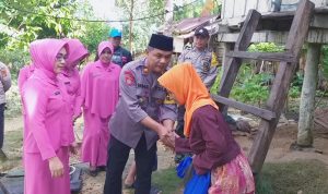Polsek Wawonii Berbagi Sembako Untuk Kaum Dhuafa