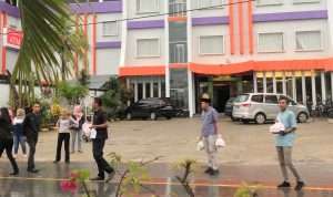 D’Blitz Hotel Kendari Berbagi Takjil untuk Pengguna Jalan