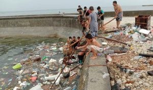 Remaja Mandati Gelar Aksi Pungut Sampah di Pantai