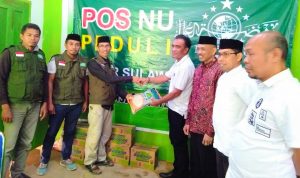 Peduli Korban Banjir, La Ode Ida Serahkan Bantuan di Posko NU Sultra
