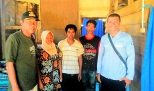 HMJ Psikologi UHO Beri Sumbangan Korban Banjir di Desa Lalonggotomi