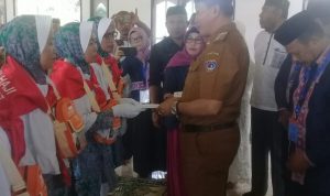Bupati Mubar Lepas Pemberangkatan Calon Haji di Masjid Nur Iman Kambara