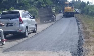 Ini Penjelasan PPK Soal Jalan Aspal Warangga yang Bergelombang