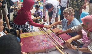 Turis Australia Ini Ikut Menenun Kain Khas Buton