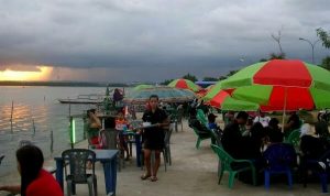 Digusur, PKL Kendari Beach Gelar Aksi Protes di Kantor Walikota