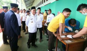Bupati Konsel Serahkan 200 Dos Kramik untuk Perbaikan Fasilitas Ponpes Gontor
