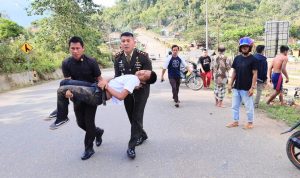 Ketika Dandim Kendari Evakuasi Korban Lakalantas Sesaat Sebelum Upacara HUT RI