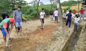 Menyongsong Hari Kemerdekaan, Polisi Ini Pimpin Warga Renovasi Lapangan