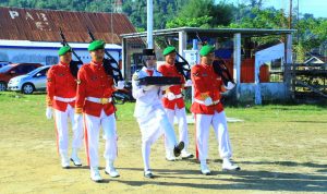 Siswa SMAN 1 Wawonii Utara dan Barat Pembawa Baki Bendera Merah Putih