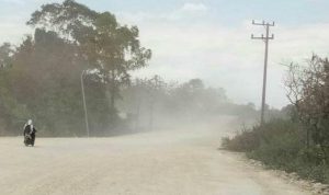 Warga Keluhkan Jalan Berdebu di Simpang Lima Labungkari