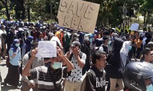 DPR Mati... DPR Mati... DPR Mati..., Teriak Mahasiswa Kendari di DPRD Sultra