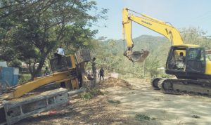 Eskavator Asal Kolut Jatuh Terbalik di Depan RSUD Bombana