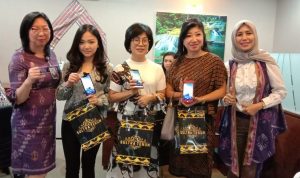 BCA Kendari Pamerkan Kain Tenun Khas Sultra