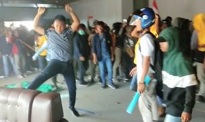 Kecewa Tak Ditemui Aleg, Mahasiswa di Baubau Rusaki Fasilitas Kantor