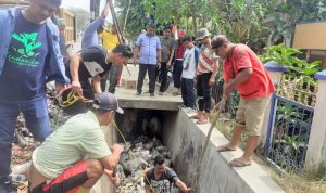 Ketua DPRD Kendari Bersih-bersih Drainase bersama Warga Bende