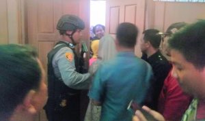Oknum Polisi Larang Wartawan Liput Pelantikan Anggota DPRD Konut