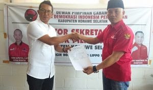 Surunuddin jadi Bacabup Konsel Pertama Mengembalikan Formulir di PDIP
