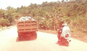 Dump Truk Bermuatan Batu Gunung di Konut Bahayakan Pengguna Jalan