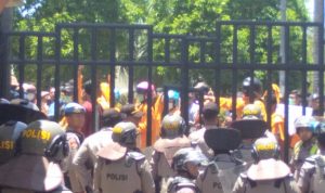 Rekam Kebrutalan Aparat Saat Demo di DPRD Sultra, Wartawati Ini Ikut jadi Korban